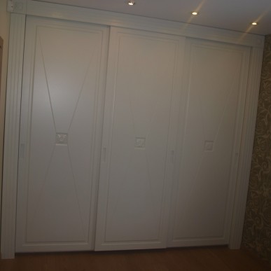 Klasikinio stiliaus spinta slankiosiomis durimis be profilių